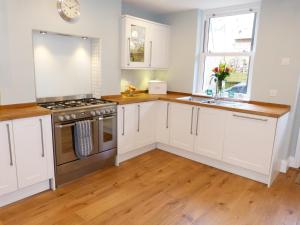 Una cocina o zona de cocina en Little Grosvenor 7 fotos más