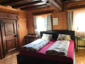 a bed sitting in a room with avertisement w obiekcie Reitbauernhof Schartner w mieście Altaussee
