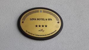 una placa de oro con un cartel en la pared en Yalova Lova Hotel & SPA Yalova, en Yalova