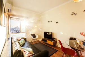 リスボンにあるWHome | Anjos Premium Apartment #8のリビングルーム(ソファ、テーブル付)