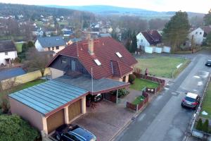 Schwarzenbach an der Saale的住宿－Ferienwohnung Raithel，街上有红色屋顶的房子