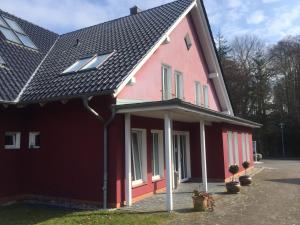 a pink house with a skylight on top of it at Hotel Windflüchter in Breege
