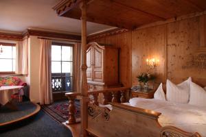 Postel nebo postele na pokoji v ubytování Das Traditionshotel Schwarzer Adler + 37 fotografií