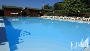 Bazén v ubytování Nettuno Resort nebo v jeho okolí