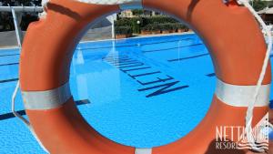Bazén v ubytování Nettuno Resort nebo v jeho okolí