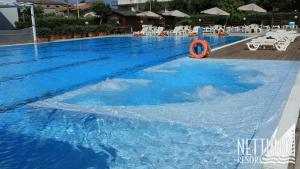 Bazén v ubytování Nettuno Resort nebo v jeho okolí