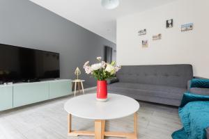 un soggiorno con un vaso di fiori su un tavolo di Second Nest Waterloo a Londra