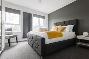 una camera da letto con un letto grande e una sedia di Second Nest Waterloo a Londra