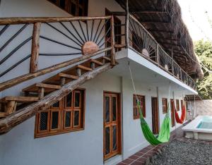 Hostal Nibuni Palomino的阳台或露台