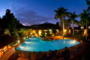 uma vista para uma piscina à noite em Hotel Museo Spa Casa Santo Domingo em Antigua Guatemala