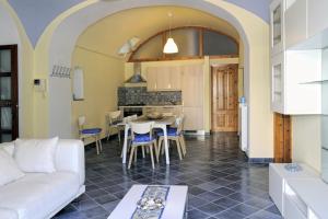 a living room with a white couch and a kitchen at Le terrazze di Cristina in Vietri