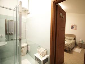アルゲーロにあるAquíのバスルーム(シャワー、トイレ、シンク付)