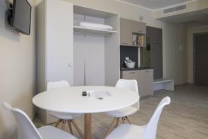 Televízia a/alebo spoločenská miestnosť v ubytovaní Hotel & Wellness Stella Delle Langhe
