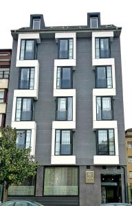 a tall building with windows on the side of it at Apartahotel 5dos5 in Oviedo