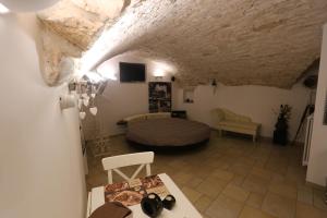 a living room with a bed and a couch at Casa Vacanze Il Rifugio Del Principe in Putignano