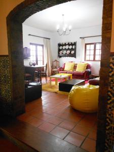 - un salon avec un canapé et une table dans l'établissement King's House Douro Valley, à Sedielos
