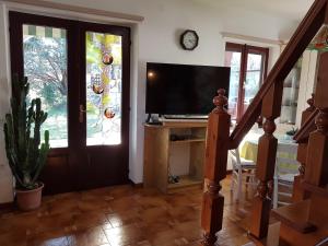 uma sala de estar com televisão e uma escadaria em Apartment Slavi em Vipava