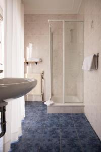 a bathroom with a sink and a shower at Landgasthaus Blick ins Tal in Wißmannsdorf