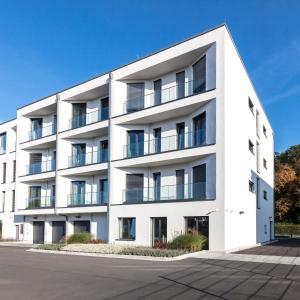 een afbeelding van een wit appartementencomplex bij DECK 8 BOARDINGHOUSE.SOEST in Soest