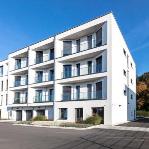 an image of a white apartment building at DECK 8 BOARDINGHOUSE.SOEST in Soest