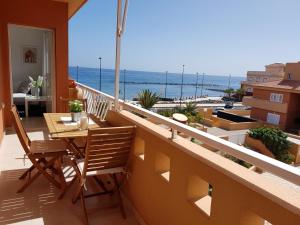 d'un balcon avec une table et des chaises donnant sur l'océan. dans l'établissement ¡Amazing place!, à Puertito de Güímar