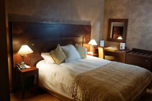 Un pat sau paturi într-o cameră la Michel Chabran - Teritoria