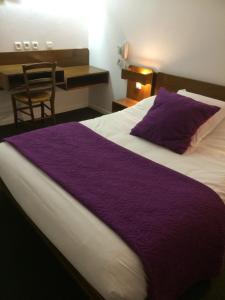 Postel nebo postele na pokoji v ubytování LOGIS Hôtel LE DAHU