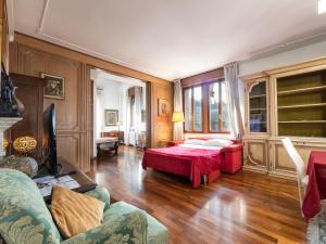 um quarto com uma cama e uma sala de estar em Residenza Le Dimore Centro em Verona