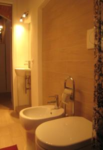 y baño con aseo y lavamanos. en Rinathos Guesthouse, en Arezzo