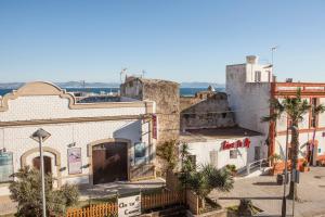 Blick auf eine Altstadt mit Gebäuden in der Unterkunft 6 - EL MIRADOR del ARCO - ENJOY TARIFA in Tarifa