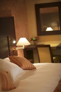Postel nebo postele na pokoji v ubytování Hotel & Restaurants - Maison Chabran