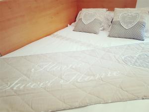 ジローナにあるSant Josep Loftの文字のベッドに甘い溝が書かれている