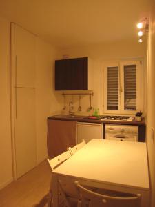 Kuchyň nebo kuchyňský kout v ubytování Rinathos Guesthouse + 14 fotografií