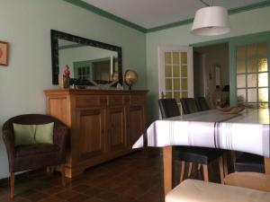 - une salle à manger avec une table et un miroir dans l'établissement Apartement Etoile, à Thonon-les-Bains