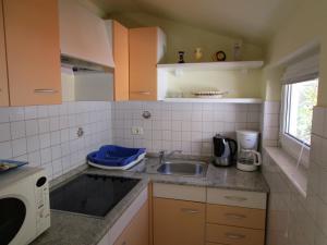 Kuchyňa alebo kuchynka v ubytovaní Villa Suzy-Apartments Suzana