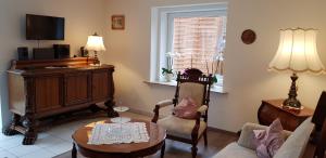 a living room with a couch and a chair at Ferienwohnung "Wales" im Cnauceltaidd in Wegensen