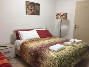 ein Schlafzimmer mit einem Bett mit einem Teddybär drauf in der Unterkunft Margherita Queen Home in Castellammare di Stabia