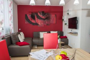 een woonkamer met een bank en een rode muur bij Snow in Winterberg