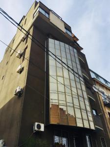 un edificio alto con ventanas laterales en Check-In Hotel, en Tiflis