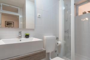 Et badeværelse på Apartments Magdalena + 35 billeder