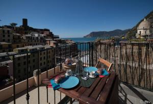 einen Tisch auf einem Balkon mit Meerblick in der Unterkunft La Torretta dei Merli with Views in Vernazza