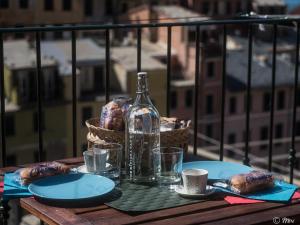 einen Tisch mit einer Flasche Wein und einem Korb Brot in der Unterkunft La Torretta dei Merli with Views in Vernazza