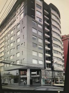 un edificio de apartamentos alto en la esquina de una calle en Suite M&M, en Quito