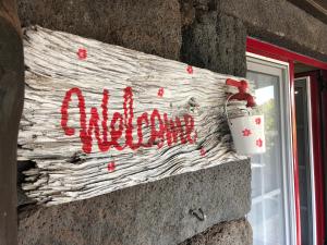 São MateusAdega JB的建筑物边有水桶的标志