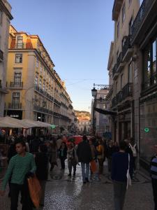 uma multidão de pessoas andando por uma rua movimentada da cidade em Lisbon Fragrances em Lisboa