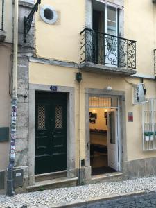 リスボンにあるLisbon Fragrancesの2つのドアとバルコニー付きの建物
