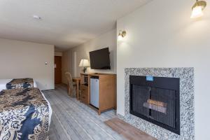 TV a/nebo společenská místnost v ubytování Shilo Inn Suites Hotel - Bend