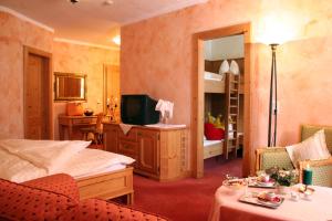 TV a/nebo společenská místnost v ubytování Das Traditionshotel Schwarzer Adler