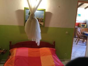 A bed or beds in a room at Bercé Par Le COCOTIER Meublé 2 chambres