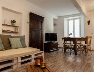 a living room with a couch and a table at B&B Al Vicolo del Gallo in Varallo